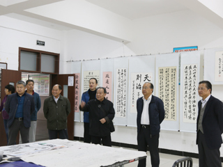【喜迎十九大】raybet官网举行“歌颂大中华 喜迎十九大”老年书画展
