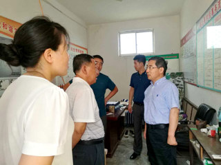 校长陈士夫一行看望raybet官网驻村扶贫工作队