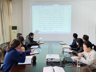 图书馆组织召开《raybet在线官网正风肃纪十项规定（试行）》专题学习会