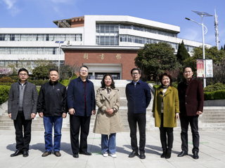 校长姚佐文与raybet官网优秀校友、全国优秀特岗教师刘满婷会面