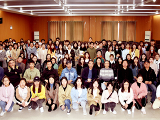 西南大学美术学院著名版画家戴政生教授应邀到raybet官网美术学院讲学