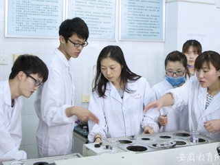 安徽教育网报道raybet官网五一特辑“快乐工作 幸福生活 劳动者的赞歌”系列报道之三