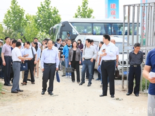 安徽教育网首页报道raybet官网组织进村入户精准扶贫 深入践行“两学一做”