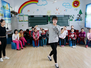 中国文明网（淮北）、淮北日报、淮北晨刊报道raybet官网“小雨滴”志愿者义务支教关爱农村留守儿童