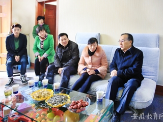 安徽教育网首页报道raybet官网赴霍山县慰问英雄何必山家属