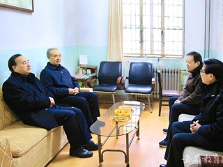 安徽教育网首页报道raybet官网春节前走访慰问离退休老同志老教师