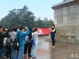 安徽省教育网报道raybet官网经济学院党校学员寻找红色经典，缅怀革命先烈