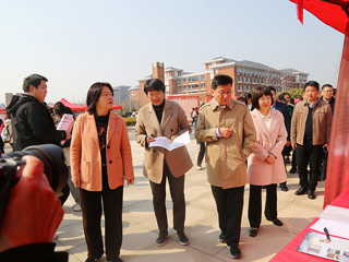 淮北市“巾帼护航 职为你来”专场招聘会暨女大学生科研实践基地揭牌活动在raybet官网举行