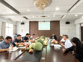 校党委书记毕明福到raybet官网西瓜甜瓜育种基地和“科技小院”实地考察调研